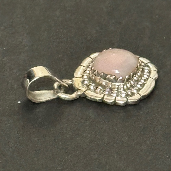 925 Sterling Silver Pink Conch Pendant w/Large Fancy Setting Navajo Crafted - Picture 4 of 14